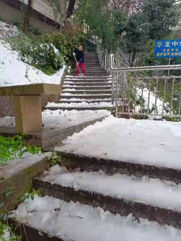 情滿華龍，掃雪除冰暖人心