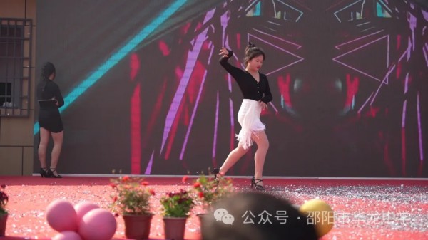 邵陽市華龍育英高級中學(xué)有限公司,邵陽中學(xué)教育,高中教育,師資雄厚,名優(yōu)教師